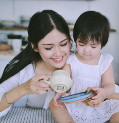 Bộ ảnh cực yêu của mẹ 21 tuổi và con gái