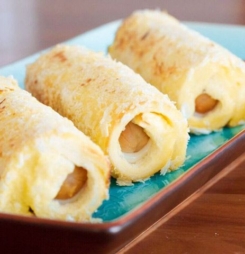 Bữa sáng ngon miệng với sandwich cuộn xúc xích