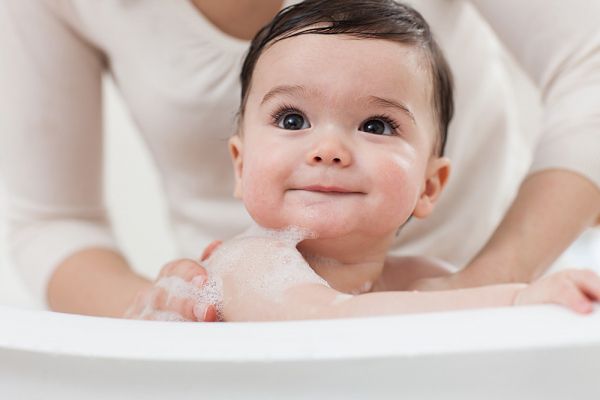 Cách tắm giúp trẻ thông minh hơn huong-dan-tam-be-tai-nha-1