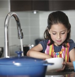 Con 4 tuổi có nên cho làm việc nhà ?