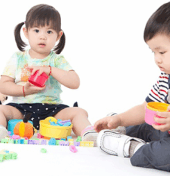 Nên hay không nên cho bé chia sẻ đồ chơi