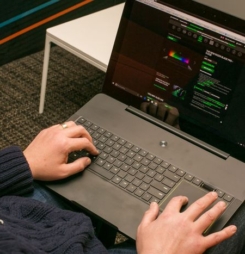 Lưu ý khi mua laptop cũ xách tay Mỹ